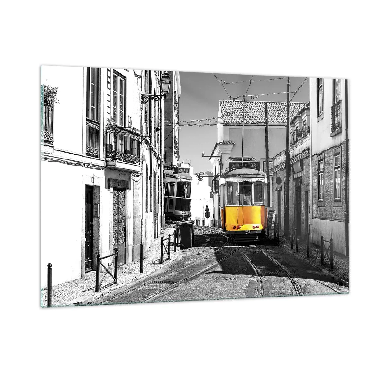 Quadro su vetro - Un tram giallo su una strada bianca e nera in una città europea. - 120x80cm - Lo spirito di Lisbona - Decorazione murale moderna per soggiorno e camera da letto ARTTOR