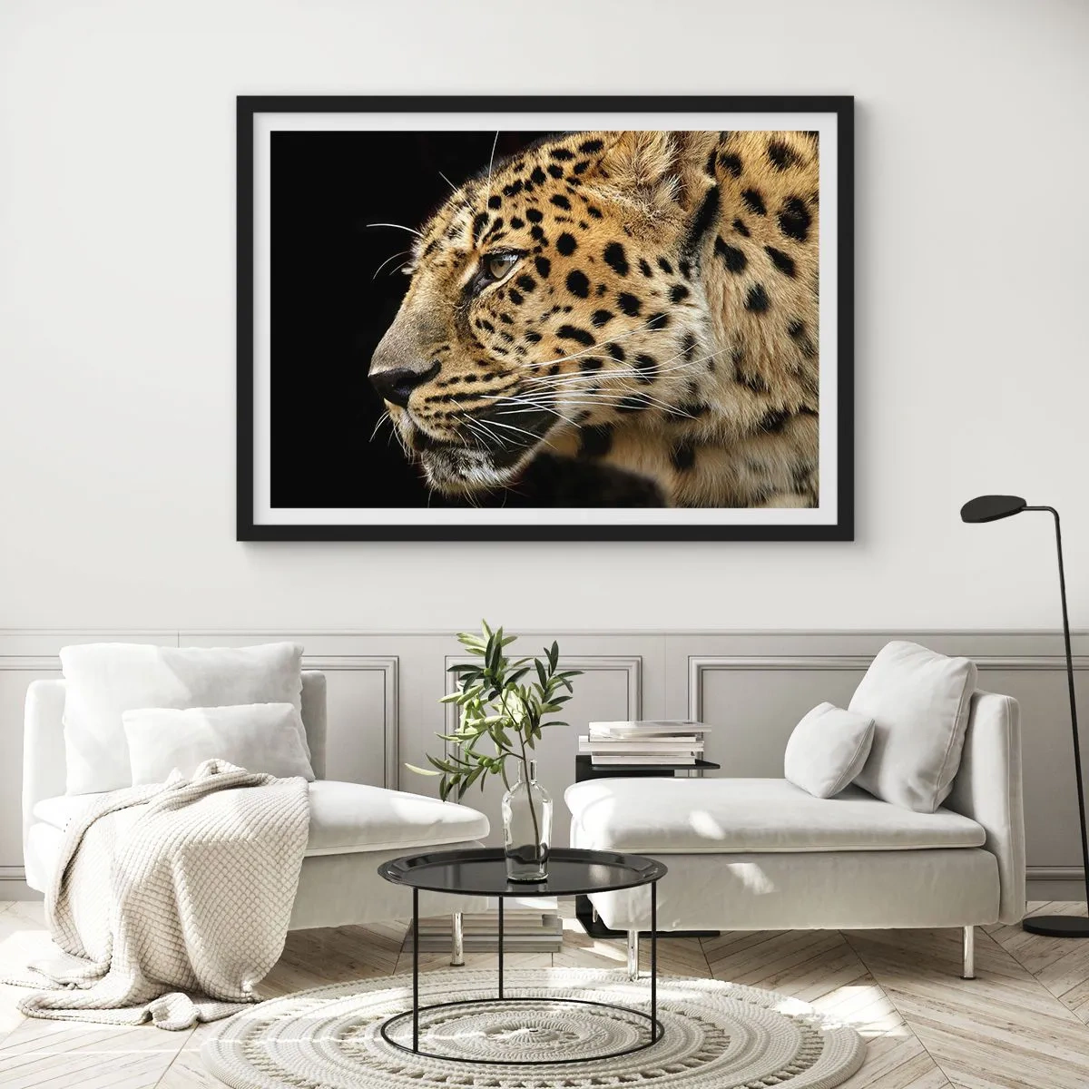 Poster in cornice nera - Primo piano della testa di un leopardo su uno sfondo nero - 100x70cm - Calmo, concentrato, pronto - Decorazione murale moderna per soggiorno e camera da letto ARTTOR