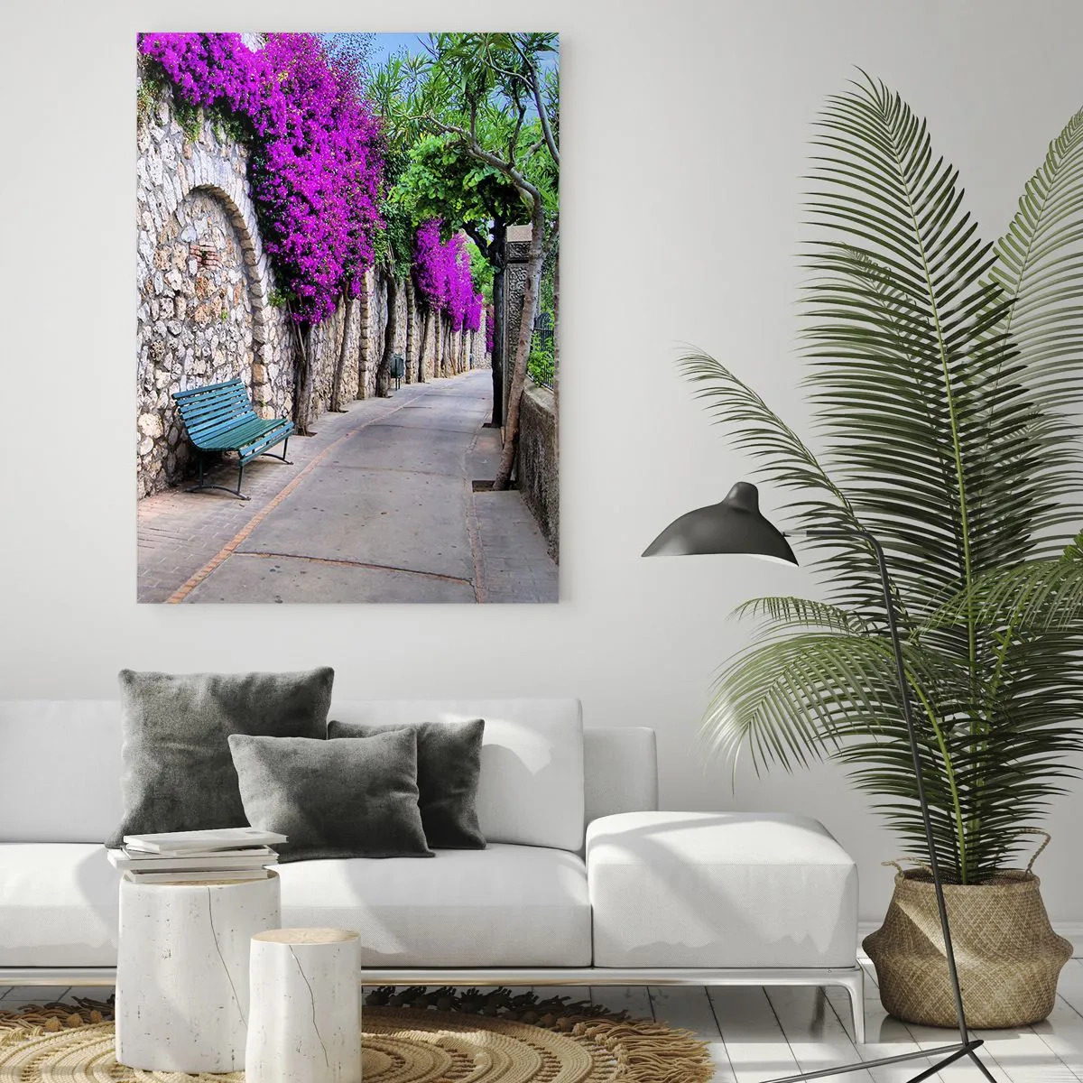 Quadro su vetro - Un muro di pietra con fiori viola e una panchina lungo il sentiero - 50x70cm - Incontriamoci al più presto - Decorazione murale moderna per soggiorno e camera da letto ARTTOR