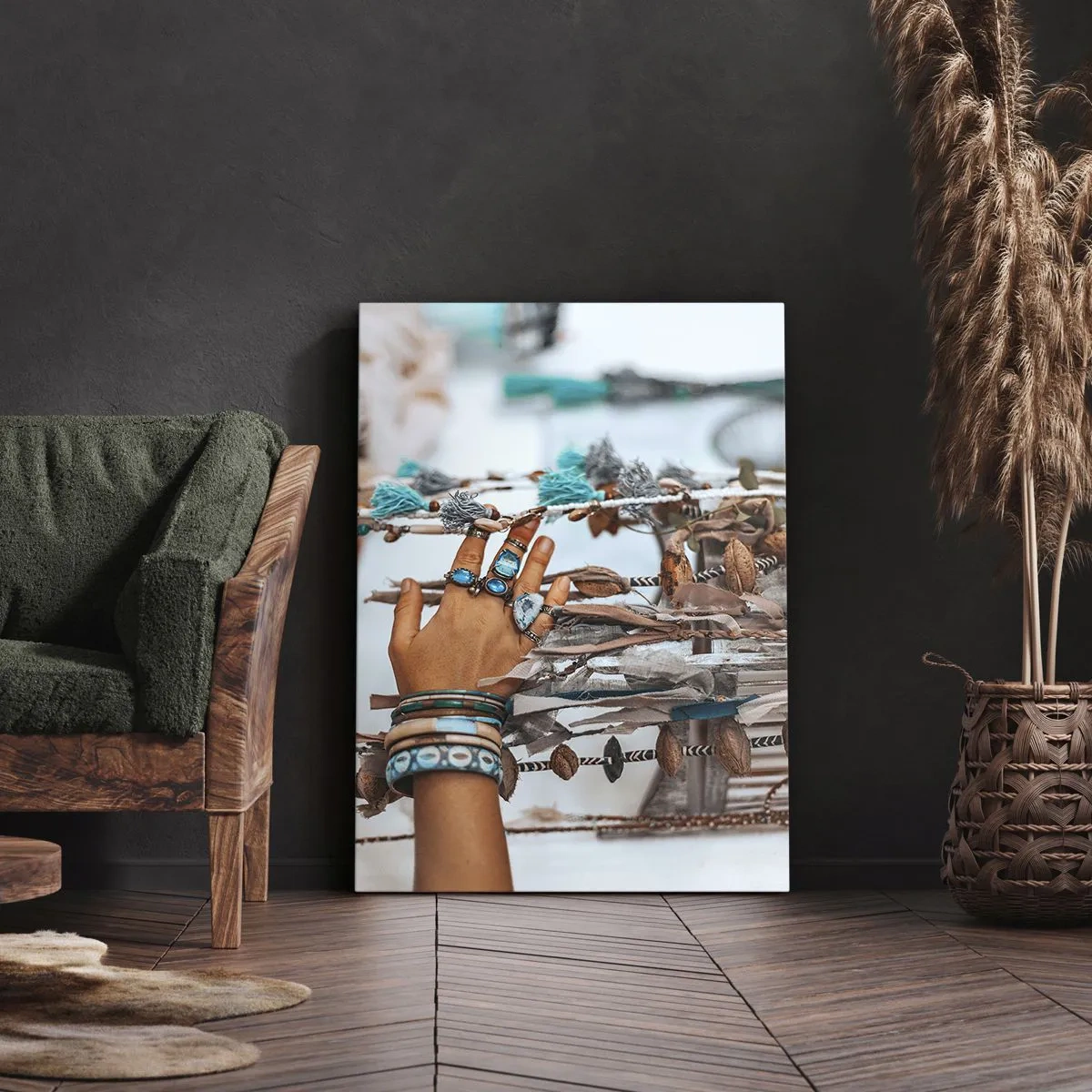Quadro su tela - Stampe su Tela - Una mano adornata con gioielli boho con decorazioni sullo sfondo - 50x70cm - Tesori locali - Decorazione murale moderna per soggiorno e camera da letto ARTTOR