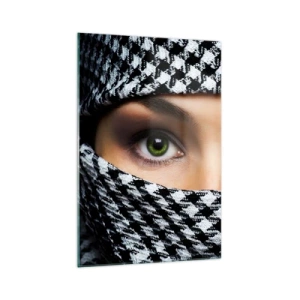 Quadro su vetro - Gli occhi verdi di una donna sono nascosti dietro un tessuto a fantasia in bianco e nero. - 70x100cm - Ritratto di bellezza velata con gli occhi verdi - Decorazione murale moderna per soggiorno e camera da letto ARTTOR