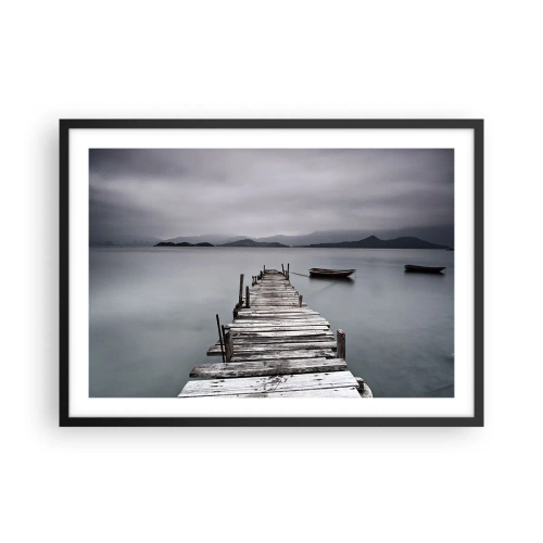 Poster in cornice nera - Un ponte di legno che conduce alla superficie calma del lago - 70x50cm - Domani puoi partire - Decorazione murale moderna per soggiorno e camera da letto ARTTOR