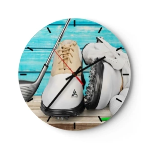 Orologio da parete - Orologio in Vetro - Scarpe da golf, una mazza da golf e palline su uno sfondo di legno blu - 30x30cm - Tutto è pronto - Decorazione murale moderna per soggiorno, cucina e camera da letto ARTTOR
