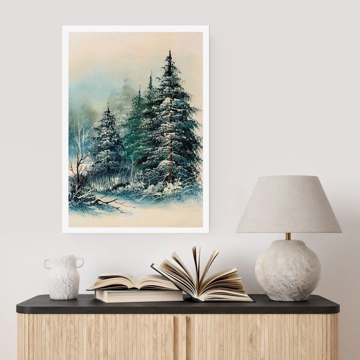 Poster - Alberi innevati in una foresta invernale contro un cielo calmo - 50x70cm - Pronti al Natale - Decorazione murale moderna per soggiorno e camera da letto ARTTOR