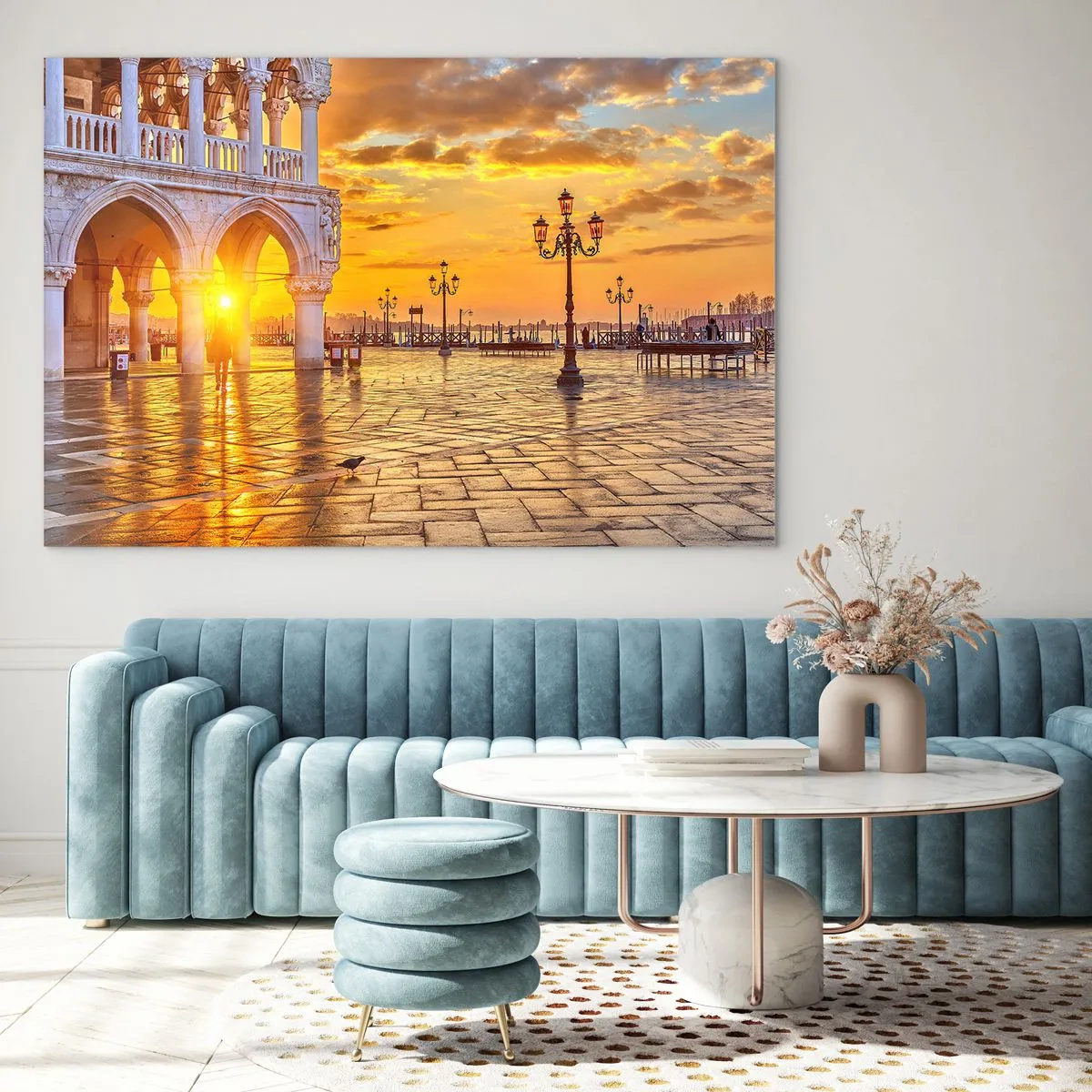 Quadro su vetro - Alba sui portici e sulla piazza - 120x80cm - Dove sono tutti? - Decorazione murale moderna per soggiorno e camera da letto ARTTOR