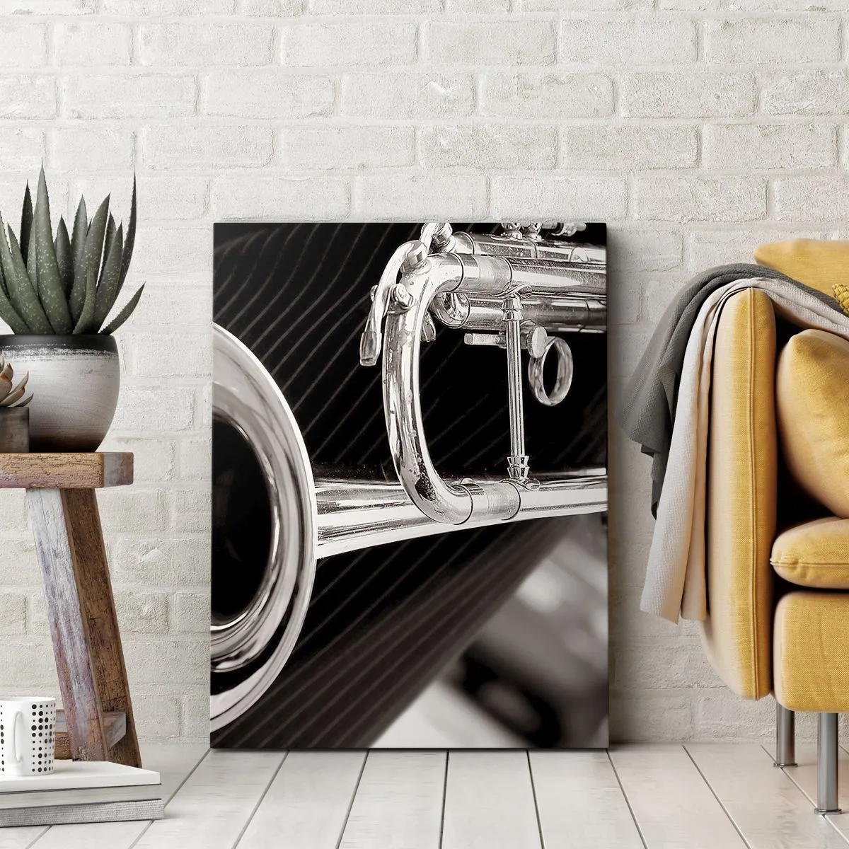 Quadro su tela - Stampe su Tela - Primo piano di una tromba d'argento su un elegante sfondo in tessuto. - 50x70cm - Viaggio musicale negli anni '30 - Decorazione murale moderna per soggiorno e camera da letto ARTTOR