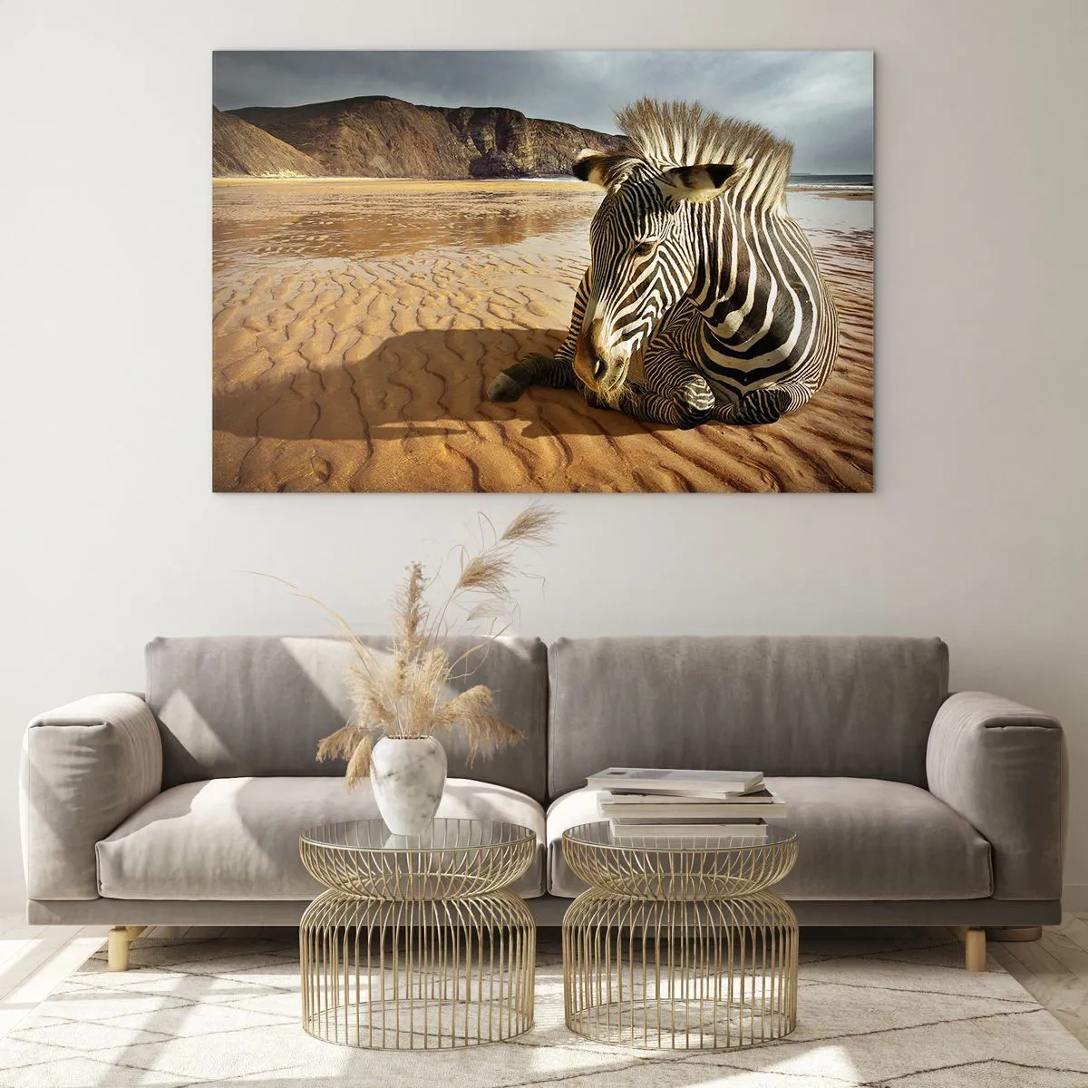 Quadro su vetro - Una zebra che riposa sulla spiaggia al tramonto - 120x80cm - Fatti l'uno per l'altra - Decorazione murale moderna per soggiorno e camera da letto ARTTOR