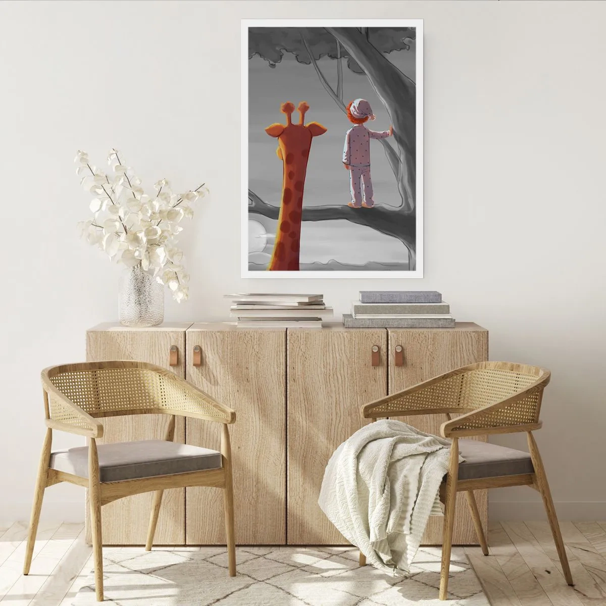 Poster - Un bambino in pigiama e una giraffa su un albero in un paesaggio grigio e arancione. - 50x70cm - Sta succedendo davvero - Decorazione murale moderna per soggiorno e camera da letto ARTTOR