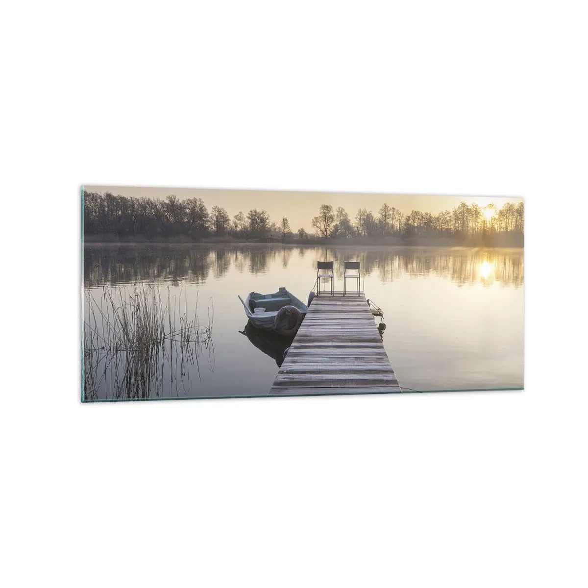 Quadro su vetro - Un molo sul lago al mattino con una barca e delle sedie - 120x50cm - Tornerò un giorno - Decorazione murale moderna per soggiorno e camera da letto ARTTOR