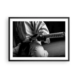 Poster in cornice nera - Un samurai in kimono che impugna una katana in bianco e nero. - 70x50cm - L'anima del guerriero - Decorazione murale moderna per soggiorno e camera da letto ARTTOR