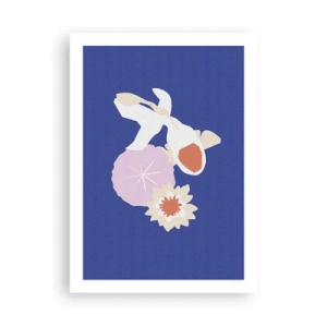 Poster - Pesci koi circondati da fiori su uno sfondo intenso - 50x70cm - Composizione di fiori e boccioli - Decorazione murale moderna per soggiorno e camera da letto ARTTOR