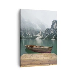 Quadro su tela - Stampe su Tela - Una barca di legno su un molo su un lago circondato da montagne - 50x70cm - E attorno le fiere rocce - Decorazione murale moderna per soggiorno e camera da letto ARTTOR