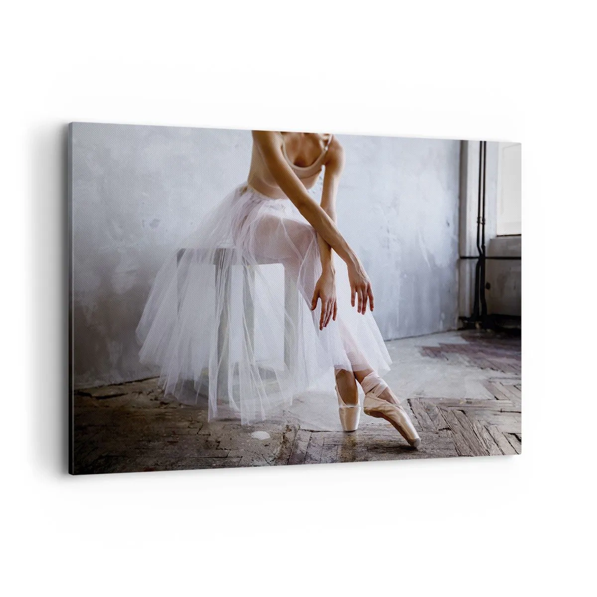Quadro su tela - Stampe su Tela - Una ballerina in una posa delicata su uno sfondo industriale - 120x80cm - Prima che si accendano le luci del palco - Decorazione murale moderna per soggiorno e camera da letto ARTTOR