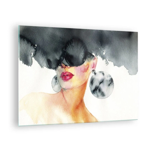 Quadro su vetro - Ritratto di una donna con grandi orecchini e una macchia nera sopra la testa - 70x50cm - Il segreto dell'eleganza - Decorazione murale moderna per soggiorno e camera da letto ARTTOR