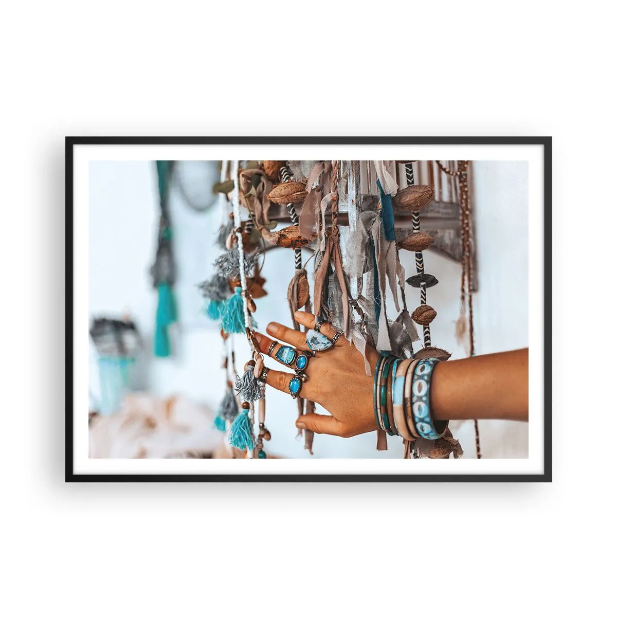 Poster in cornice nera - Una mano adornata con gioielli boho con decorazioni sullo sfondo - 100x70cm - Tesori locali - Decorazione murale moderna per soggiorno e camera da letto ARTTOR