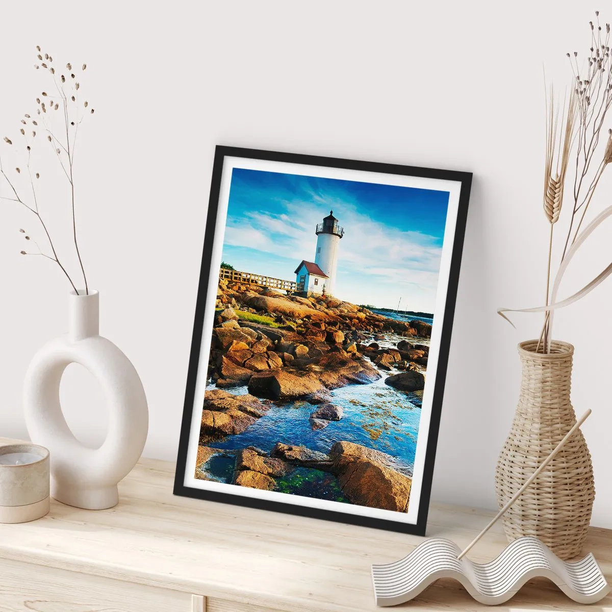 Poster in cornice nera - Un faro su una costa rocciosa in una giornata di sole - 50x70cm - Tornate sani e salvi, vi aspetto - Decorazione murale moderna per soggiorno e camera da letto ARTTOR