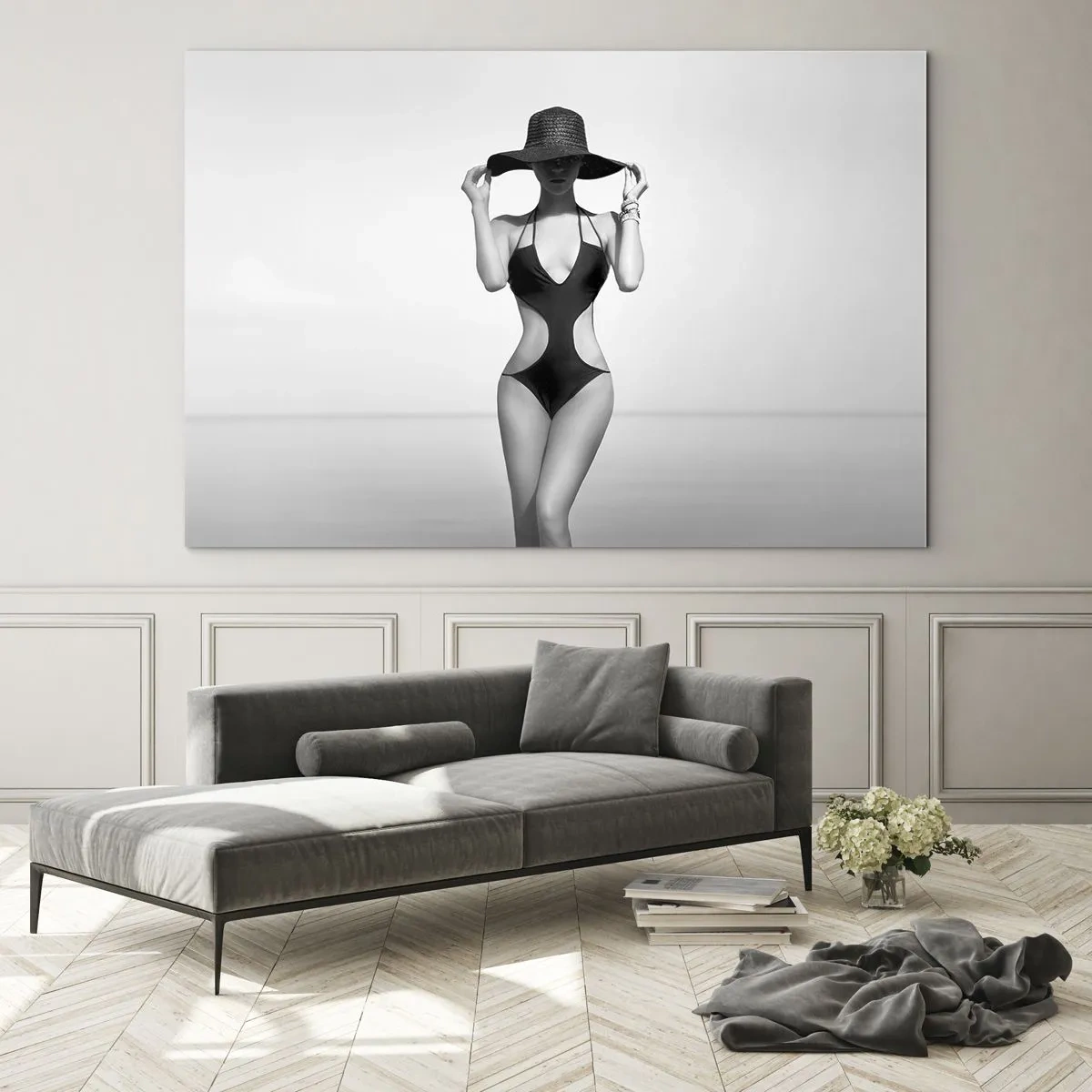 Quadro su vetro - Una donna in costume da bagno nero e cappello contro il mare - 70x50cm - Il mio nome è Eleganza - Decorazione murale moderna per soggiorno e camera da letto ARTTOR