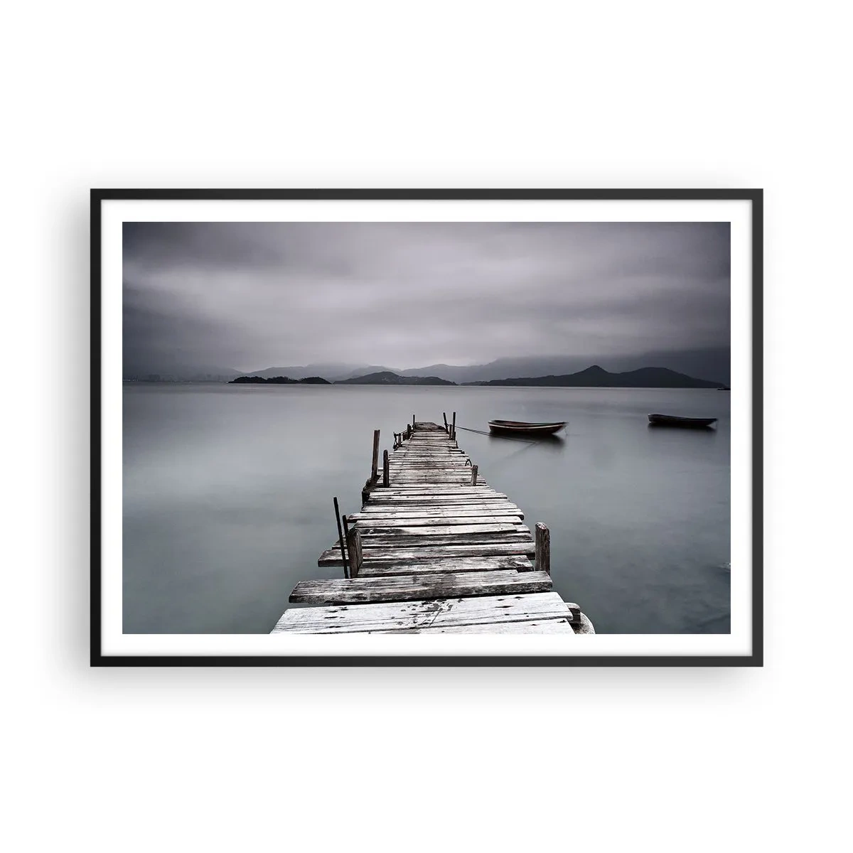 Poster in cornice nera - Un ponte di legno che conduce alla superficie calma del lago - 100x70cm - Domani puoi partire - Decorazione murale moderna per soggiorno e camera da letto ARTTOR