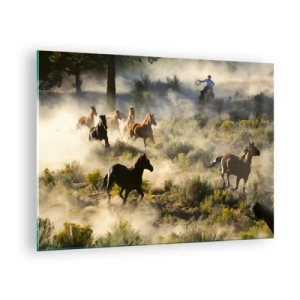 Quadro su vetro - Una mandria di cavalli al galoppo nella polvere e un cowboy sullo sfondo della natura - 70x50cm - Rivalità: libertà o forza mascolina? - Decorazione murale moderna per soggiorno e camera da letto ARTTOR