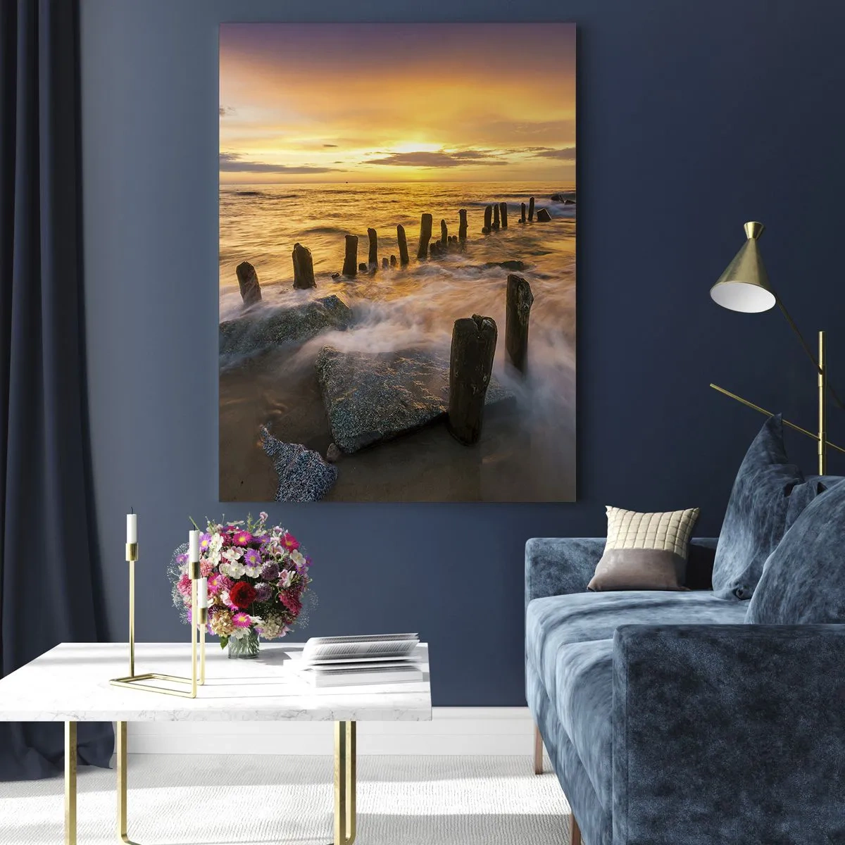 Quadro su vetro - Tramonto sul mare con pali di legno sulla spiaggia - 50x70cm - La bellezza selvatica del Baltico - Decorazione murale moderna per soggiorno e camera da letto ARTTOR