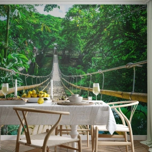 Fotomurali Premium Sand - Un ponte di bambù sospeso sopra un fiume verde in una foresta tropicale. - 100x70cm - Ponte sospeso sopra il verde - Decorazione murale moderna per soggiorno e camera da letto ARTTOR