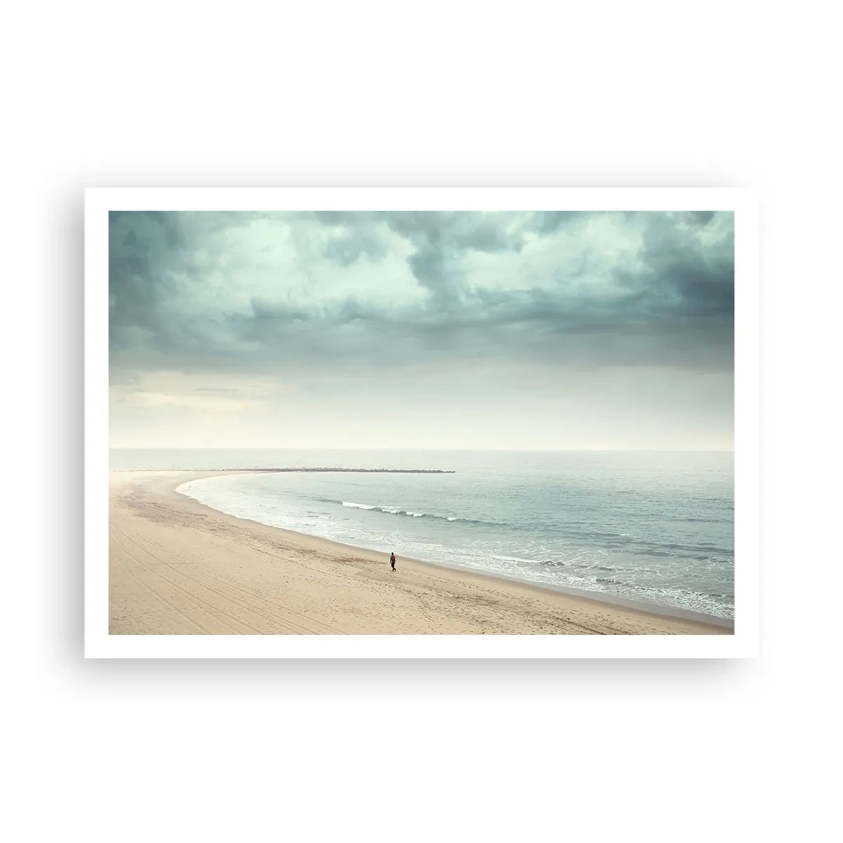 Poster - Una figura solitaria su una spiaggia deserta in riva al mare calmo - 100x70cm - Cercando la pace - Decorazione murale moderna per soggiorno e camera da letto ARTTOR