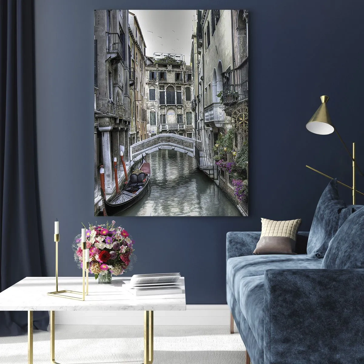 Quadro su vetro - Canale veneziano con gondola e ponte di pietra - 70x100cm - Da secoli in silenziosa riflessione - Decorazione murale moderna per soggiorno e camera da letto ARTTOR