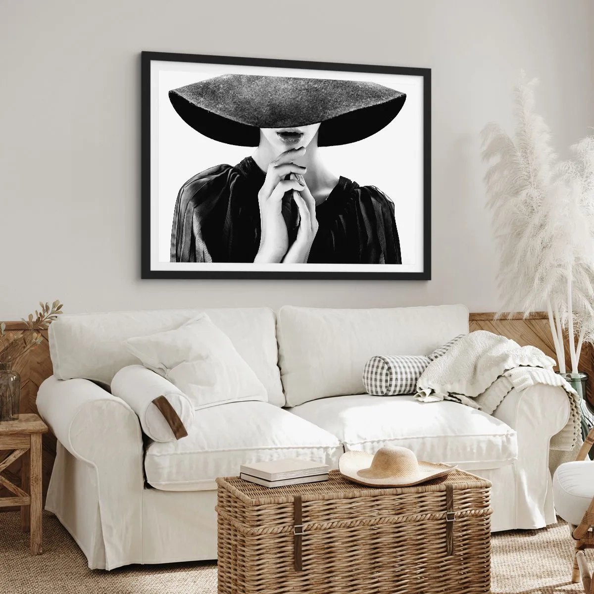 Poster in cornice nera - Donna elegante con un grande cappello nei toni del bianco e del nero - 100x70cm - Bellezza celata - Decorazione murale moderna per soggiorno e camera da letto ARTTOR