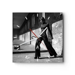 Orologio da parete - Orologio in Vetro - Donna elegante in un ambiente industriale - 30x30cm - Eleganza cittadina - Decorazione murale moderna per soggiorno e camera da letto ARTTOR