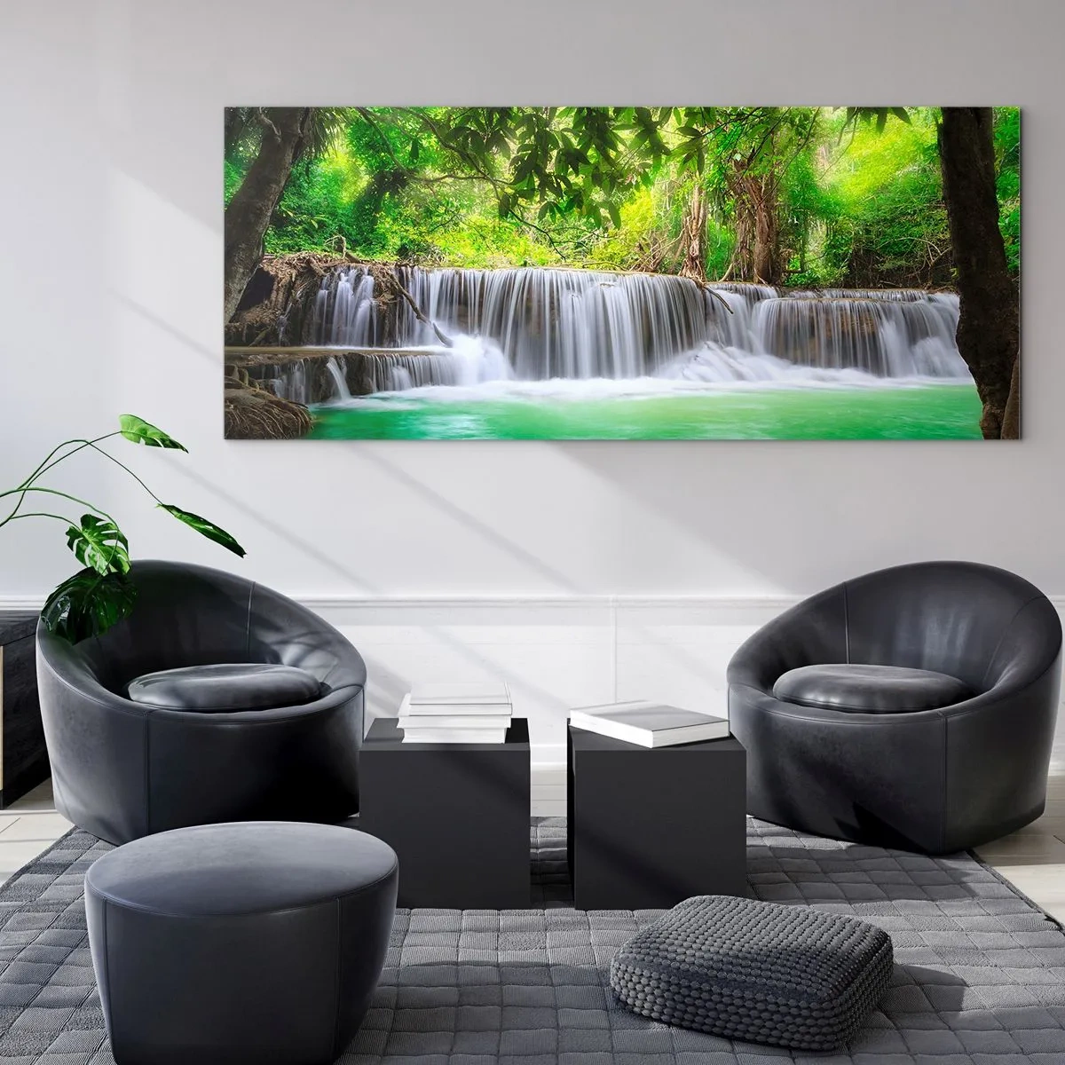 Quadro su vetro - Una cascata verde circondata da una fitta vegetazione tropicale - 140x50cm - Cascata nel verde - Decorazione murale moderna per soggiorno e camera da letto ARTTOR
