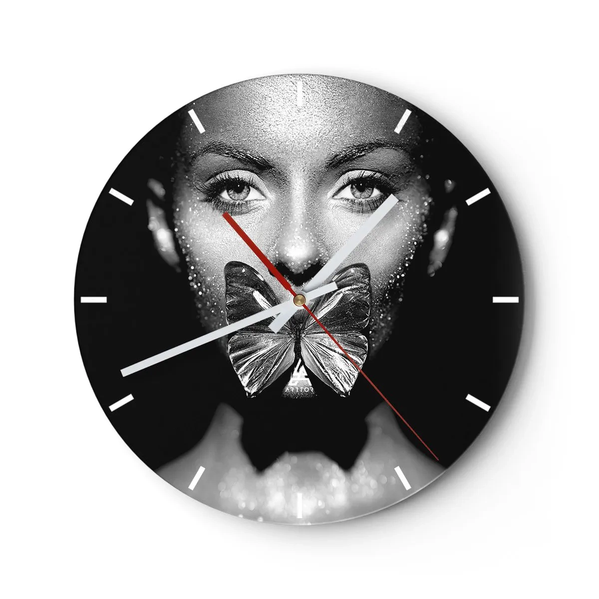 Orologio da parete - Orologio in Vetro - Volto di donna in bianco e nero con una farfalla sulle labbra - 30x30cm - Il bacio delle farfalle - Decorazione murale moderna per soggiorno, cucina e camera da letto ARTTOR