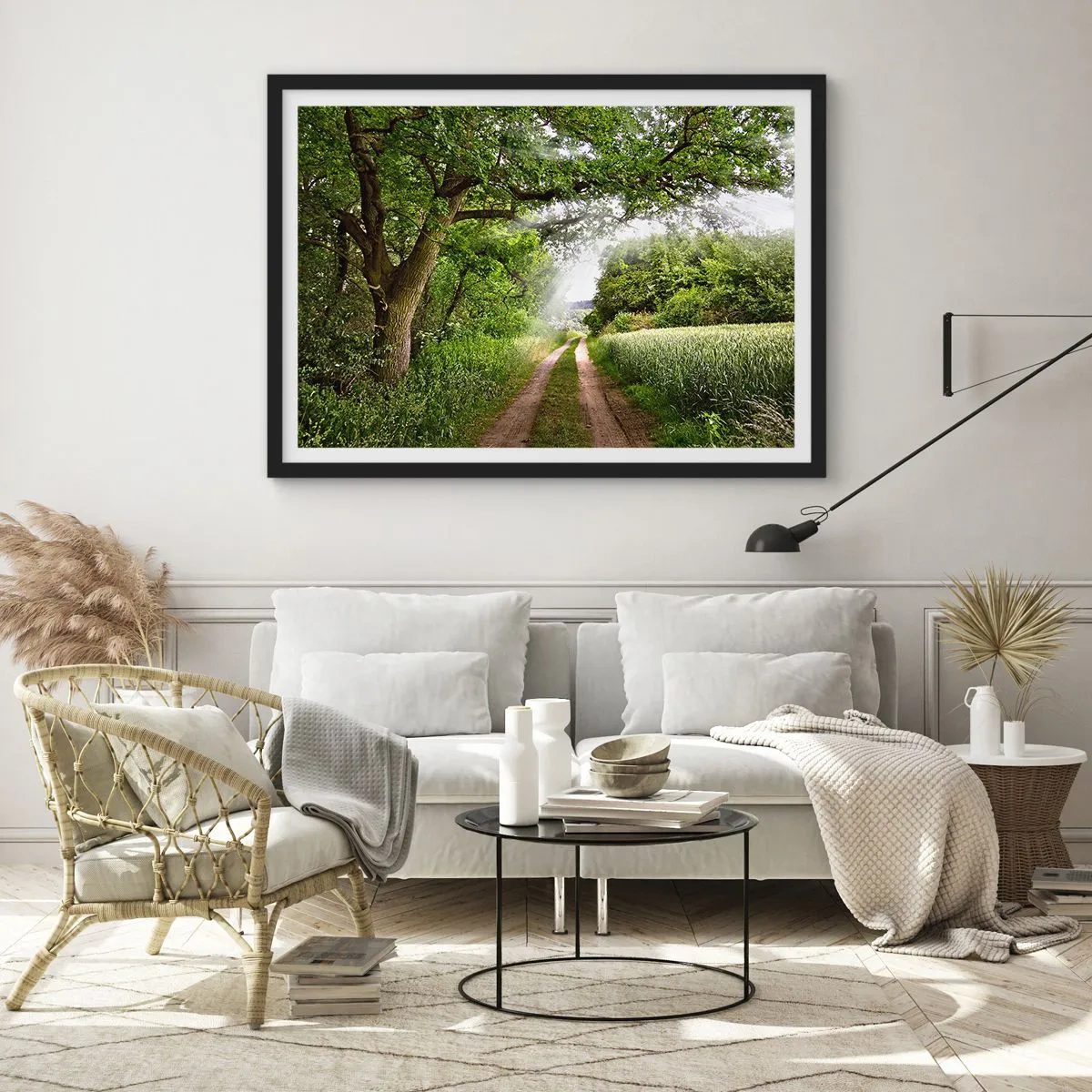 Poster in cornice nera - Una strada sterrata tra alberi verdi e luce solare - 70x50cm - Et in Arcadia ego - Decorazione murale moderna per soggiorno e camera da letto ARTTOR