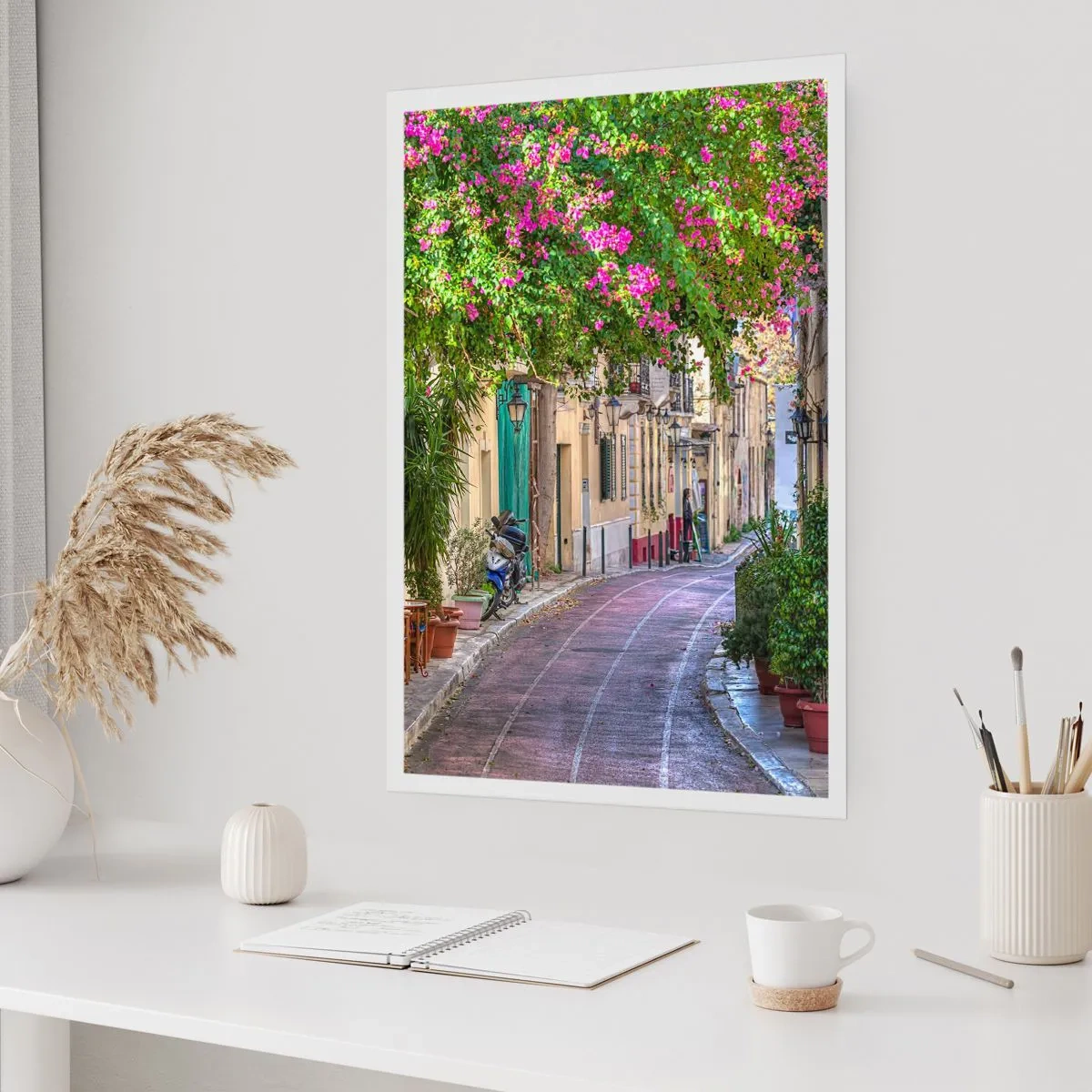 Poster - Una strada colorata con fiori in fiore e architettura classica - 50x70cm - Angolo fiorito - Decorazione murale moderna per soggiorno e camera da letto ARTTOR