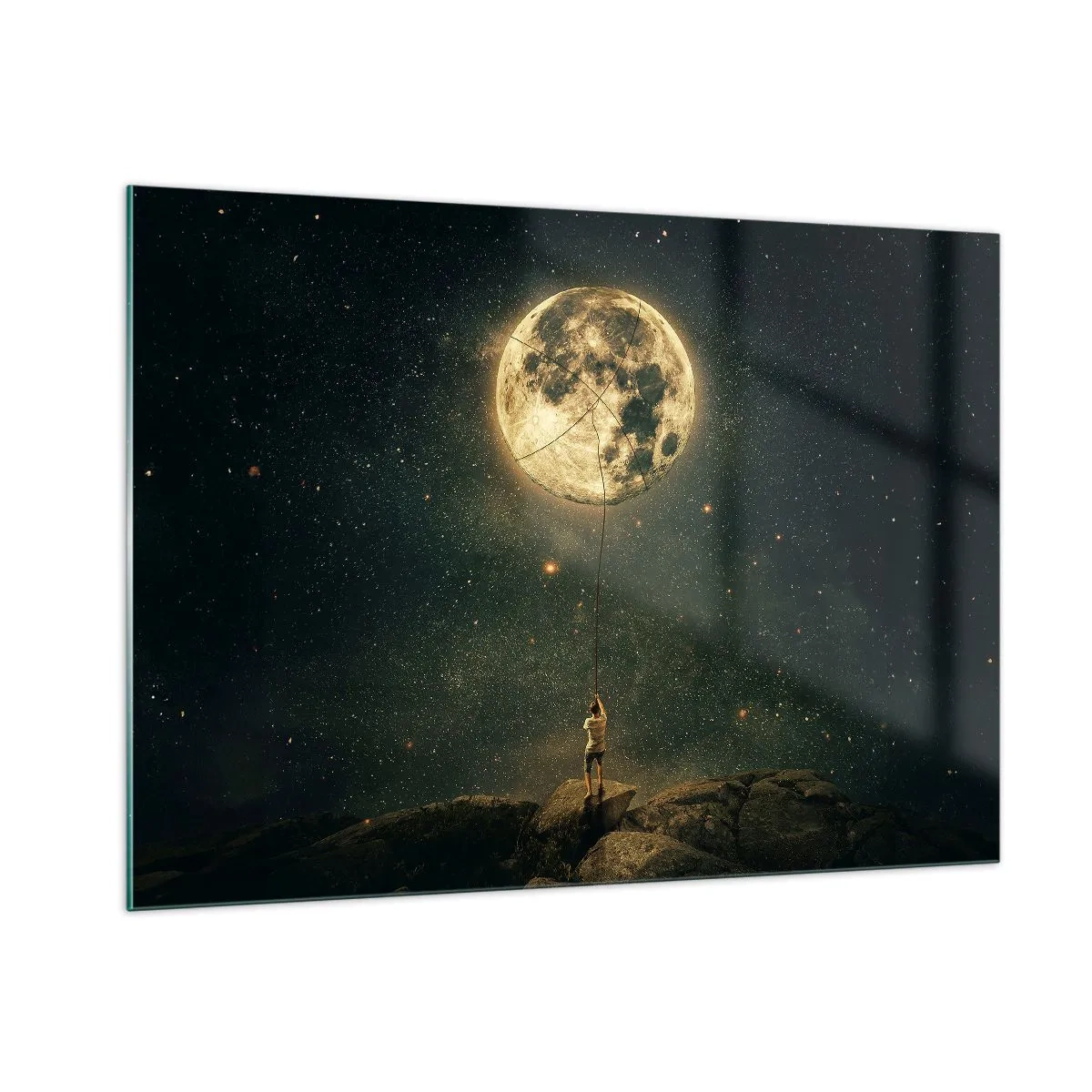 Quadro su vetro - Una figura su una roccia che tiene in mano la luna, intrappolata con una corda. - 100x70cm - Chi ha rubato la luna - Decorazione murale moderna per soggiorno e camera da letto ARTTOR