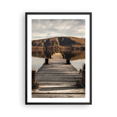 Poster in cornice nera - Un molo di legno conduce a un lago tranquillo con uno sfondo di montagne - 50x70cm - Paesaggio nel silenzio - Decorazione murale moderna per soggiorno e camera da letto ARTTOR