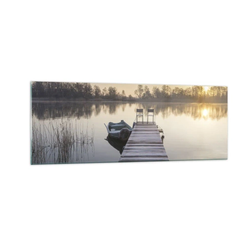 Quadro su vetro - Un molo sul lago al mattino con una barca e delle sedie - 140x50cm - Tornerò un giorno - Decorazione murale moderna per soggiorno e camera da letto ARTTOR