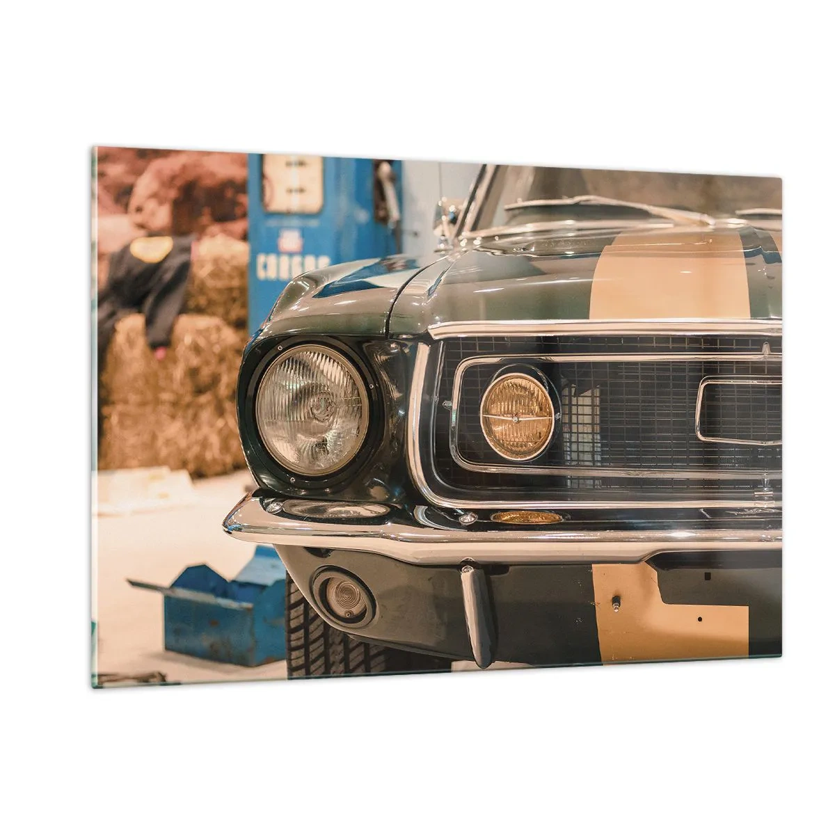 Quadro su vetro - Primo piano di un'auto d'epoca, la Mustang, in un'officina - 120x80cm - Incontro con la leggenda - Decorazione murale moderna per soggiorno e camera da letto ARTTOR
