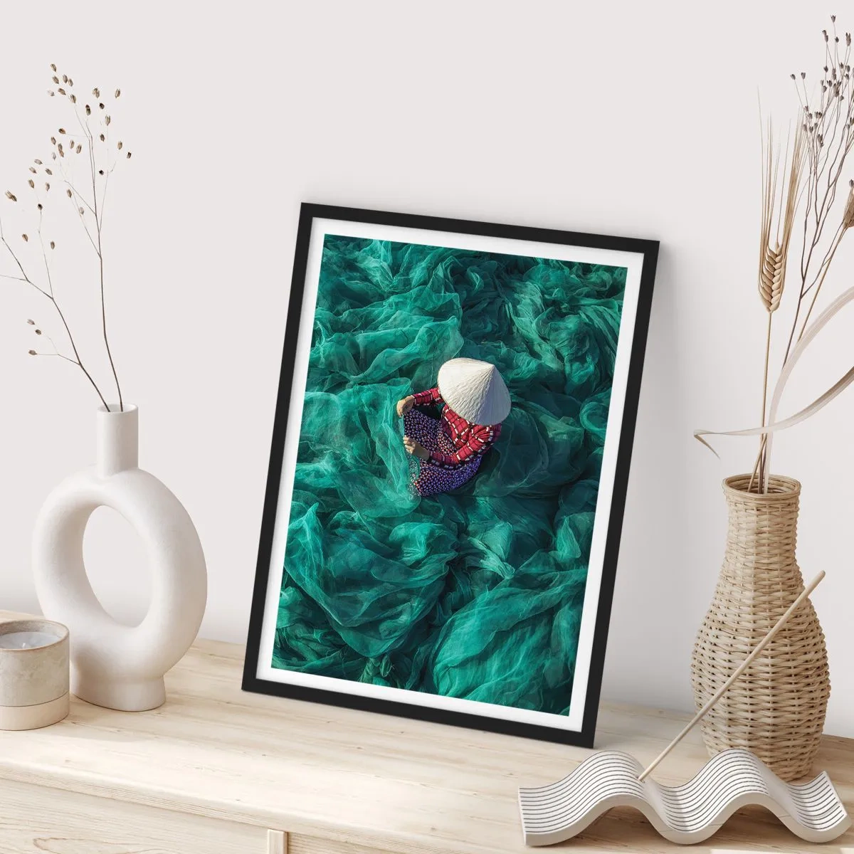 Poster in cornice nera - Una persona che indossa un cappello tra reti da pesca verdi - 50x70cm - Nel mare di reti - Decorazione murale moderna per soggiorno e camera da letto ARTTOR