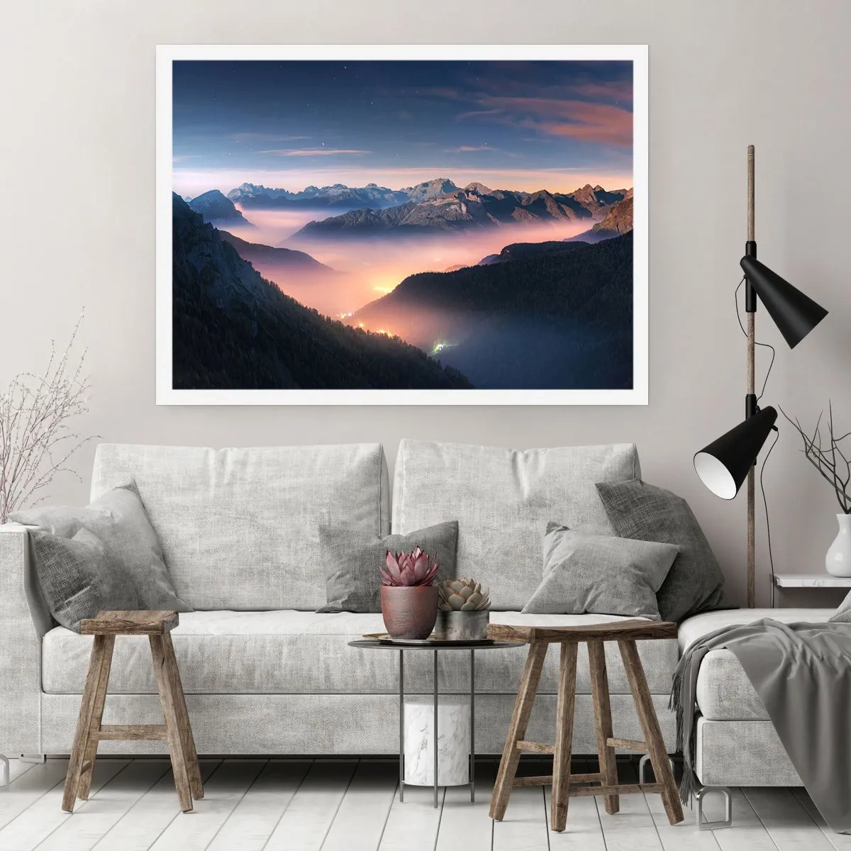 Poster - Un paesaggio montano con una valle piena di nebbia - 100x70cm - La luce nelle valli - Decorazione murale moderna per soggiorno e camera da letto ARTTOR