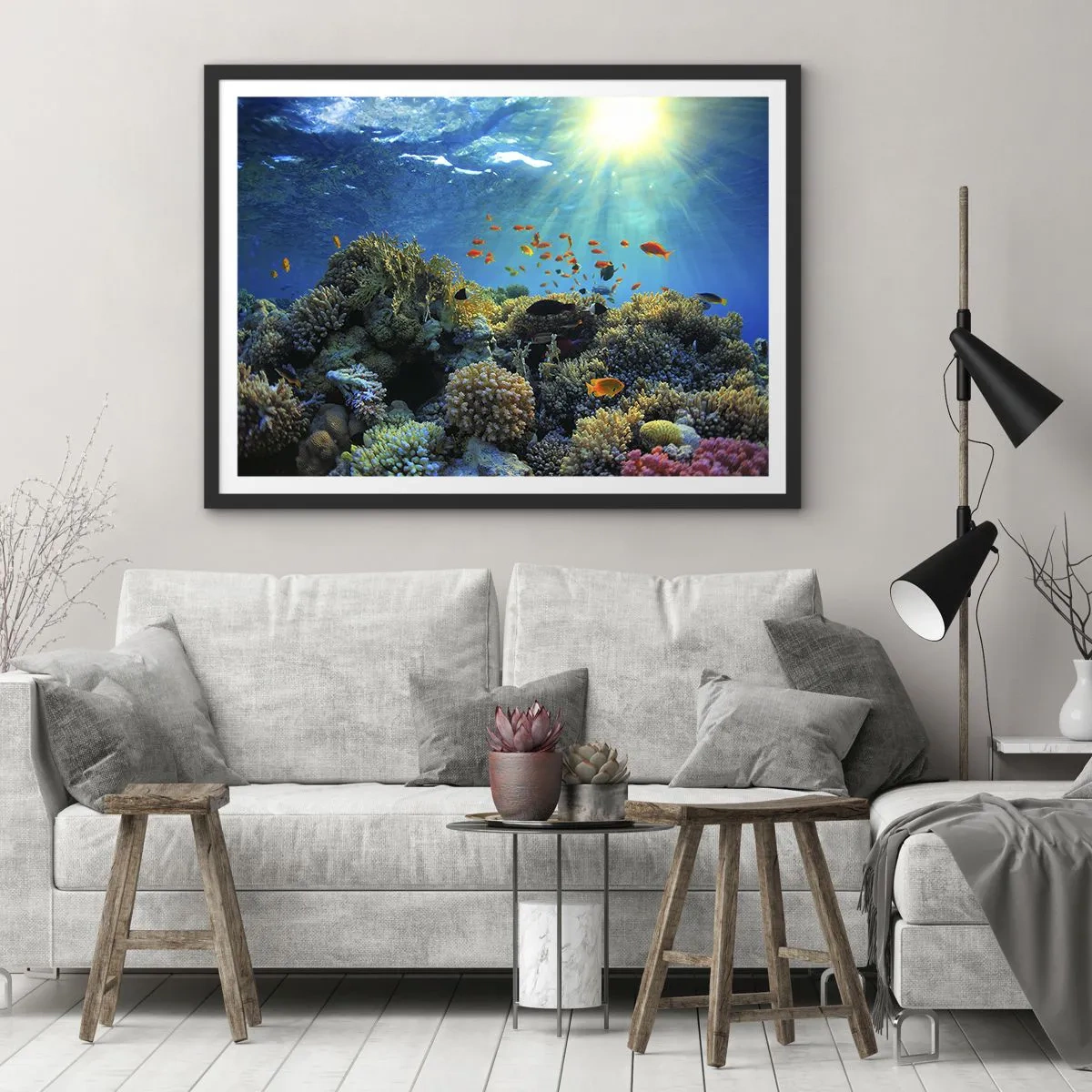 Poster in cornice nera - Barriera corallina con pesci sotto i raggi del sole sott'acqua - 70x50cm - Tesori sotto al mare - Decorazione murale moderna per soggiorno e camera da letto ARTTOR