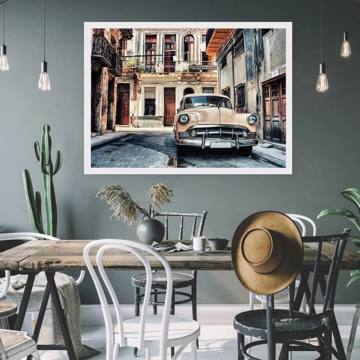 Poster - Un'auto d'epoca sullo sfondo dell'architettura urbana - 100x70cm - Siesta all'Avana - Decorazione murale moderna per soggiorno e camera da letto ARTTOR
