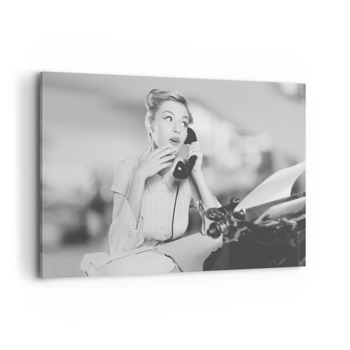 Quadro su tela - Stampe su Tela - Una donna che parla al telefono davanti a una macchina da scrivere - 120x80cm - Salve, qui gli anni '50 - Decorazione murale moderna per soggiorno e camera da letto ARTTOR