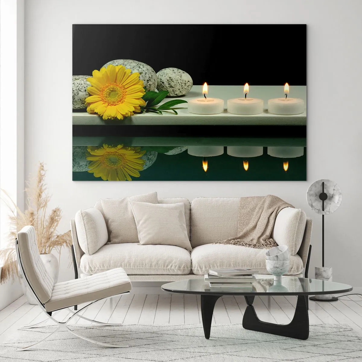 Quadro su vetro - Candele, pietre e un fiore giallo riflessi nell'acqua - 70x50cm - Il sollievo dei sensi - Decorazione murale moderna per soggiorno e camera da letto ARTTOR