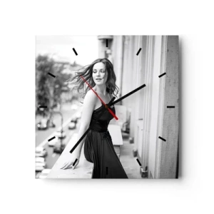 Orologio da parete - Orologio in Vetro - Foto in bianco e nero di una donna su un balcone - 30x30cm - Sicuramente parigina - Decorazione murale moderna per soggiorno e camera da letto ARTTOR