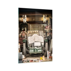 Quadro su vetro - Una vecchia auto in un garage circondata da attrezzi e attrezzature - 70x100cm - Ritorno al passato - Decorazione murale moderna per soggiorno e camera da letto ARTTOR