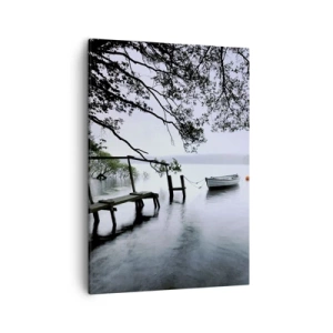 Quadro su tela - Stampe su Tela - Un molo sull'acqua con una barca sullo sfondo circondata da un paesaggio nebbioso - 50x70cm - E già ti riposi - Decorazione murale moderna per soggiorno e camera da letto ARTTOR