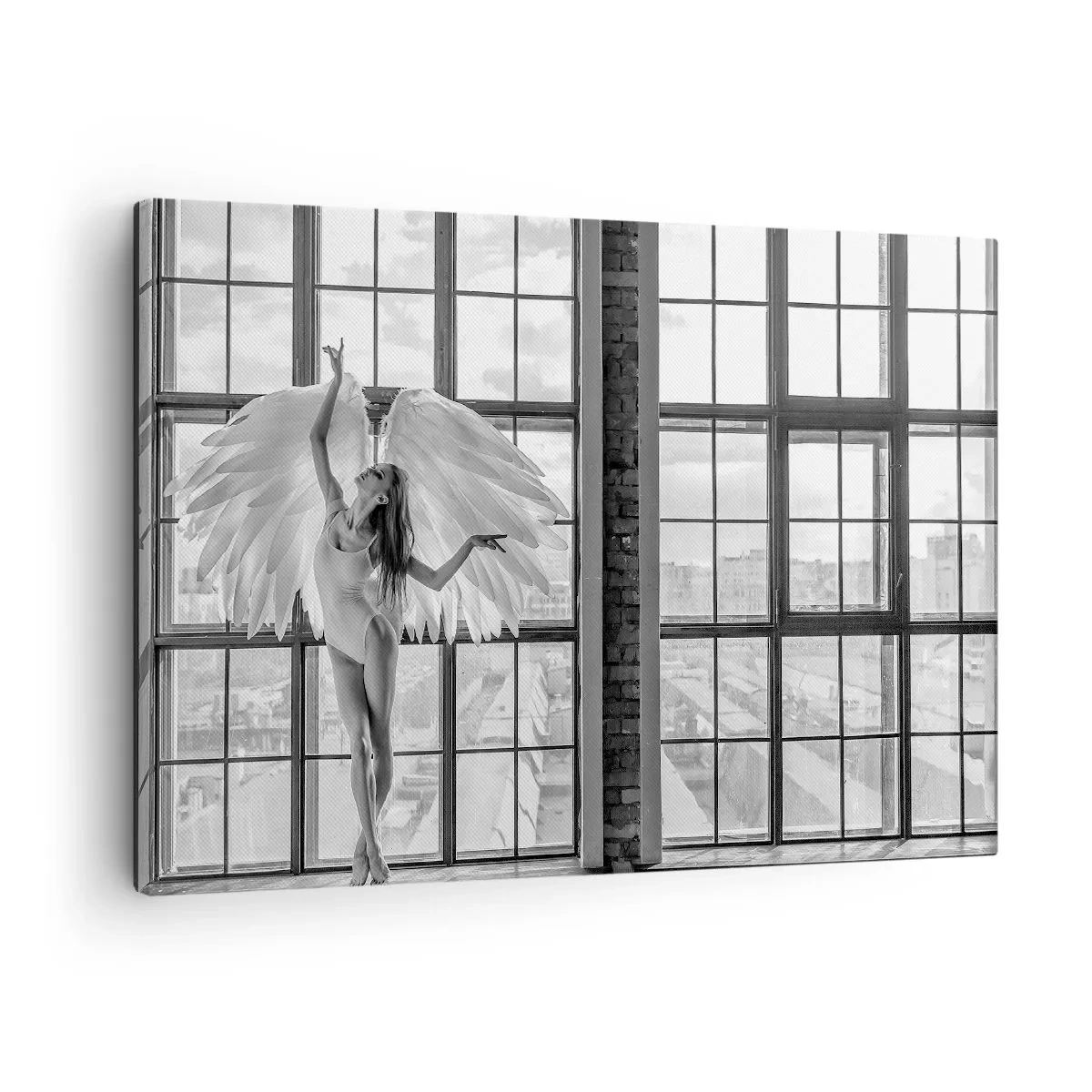 Quadro su tela - Stampe su Tela - Una donna con ali d'angelo sullo sfondo della finestra di un loft - 70x50cm - Città degli angeli? - Decorazione murale moderna per soggiorno e camera da letto ARTTOR