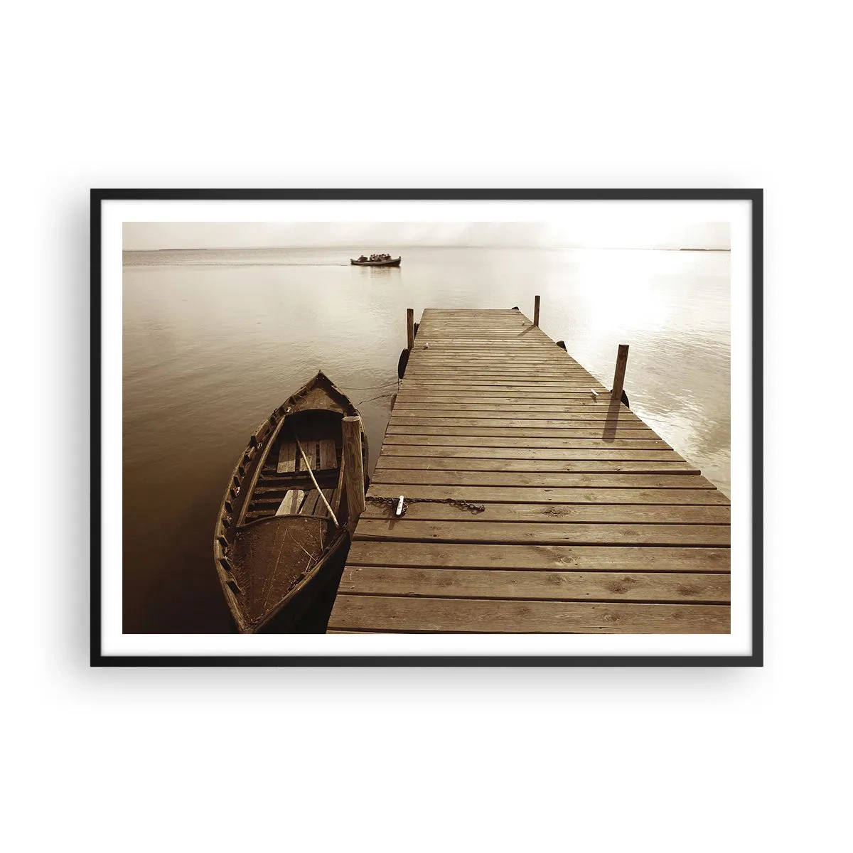 Poster in cornice nera - Molo di legno e barca su un lago calmo - 100x70cm - La grande pace - Decorazione murale moderna per soggiorno e camera da letto ARTTOR