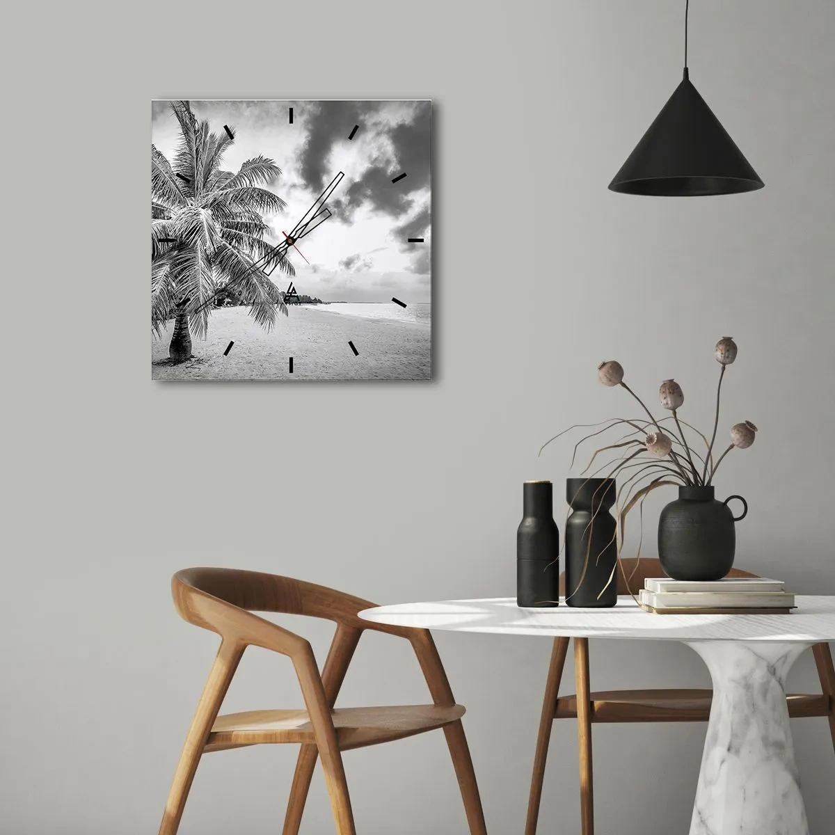 Orologio da parete - Orologio in Vetro - Palma bianca e nera su una spiaggia deserta con nuvole - 30x30cm - Quando hai nostalgia della solitudine... - Decorazione murale moderna per soggiorno e camera da letto ARTTOR