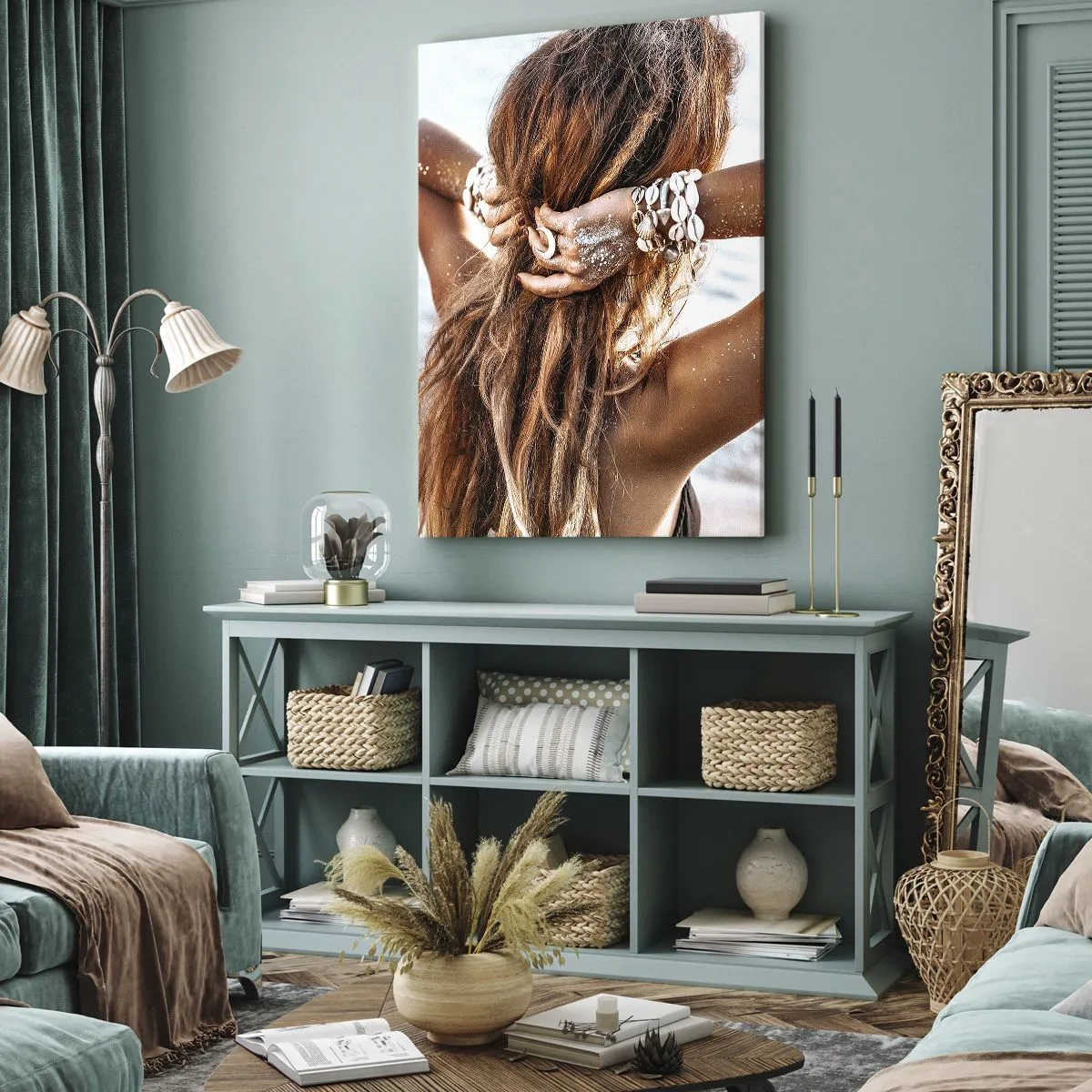 Quadro su tela - Stampe su Tela - Una donna sulla spiaggia con i capelli che svolazzano al sole - 50x70cm - Sorella dell'acqua e del sole - Decorazione murale moderna per soggiorno e camera da letto ARTTOR